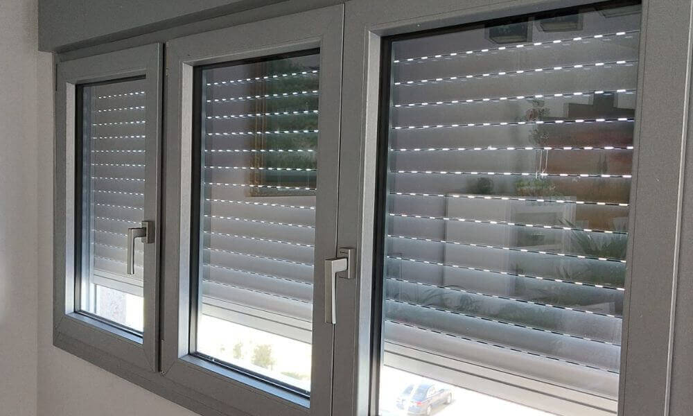 Ventanas con persianas en Granada